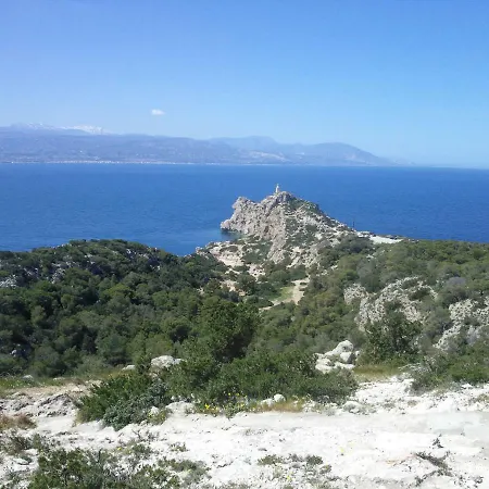 Beautiful House By The Sea,loutraki Skaloma. Сasa de vacaciones *