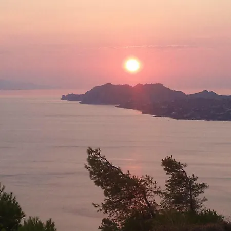 Beautiful House By The Sea,loutraki Skaloma.