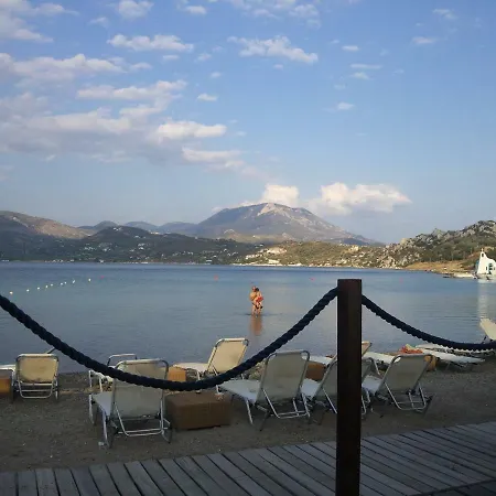 Beautiful House By The Sea,loutraki Skaloma. Сasa de vacaciones *