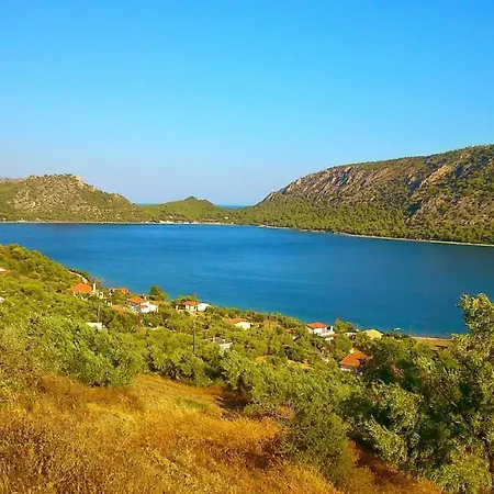 Beautiful House By The Sea,loutraki Skaloma. Feriehus Loutráki