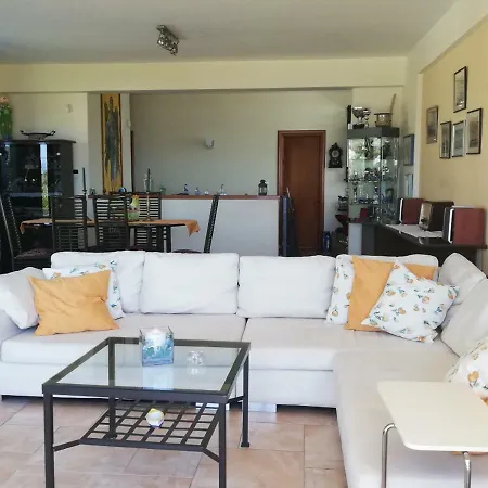 Beautiful House By The Sea,loutraki Skaloma. Сasa de vacaciones *