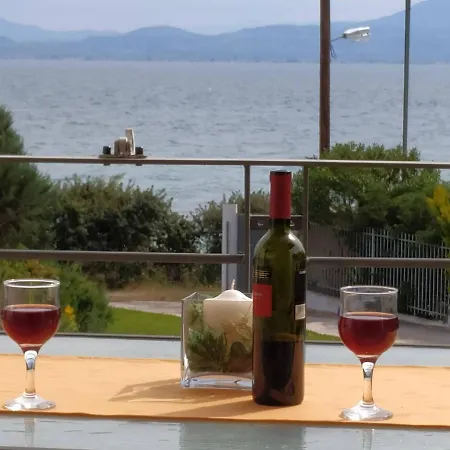 Beautiful House By The Sea,loutraki Skaloma. Сasa de vacaciones