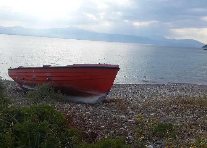 Beautiful House By The Sea,loutraki Skaloma. *
