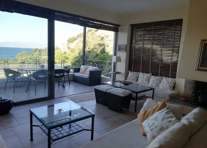 Beautiful House By The Sea,loutraki Skaloma. *