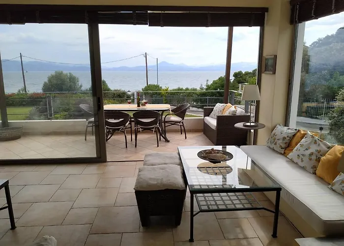 Beautiful House By The Sea,loutraki Skaloma. Hébergement de vacances *